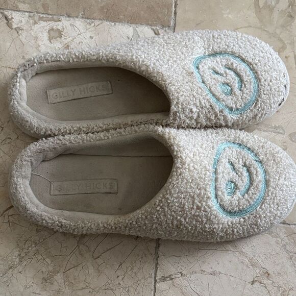 Cozy Cream Slippers with smile Logo gilly hicks size medium - Picture 3 of 4